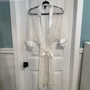 Victoria’s Secret Cream Lace Satin Short Belted Robe. Size M/L.‎
